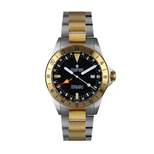 Die Ocean One Vintage GMT two-tone von Steinhart Watches zeigt ein schwarzes Zifferblatt, orangefarbener GMT-Zeiger und gelbgoldene Lünette, mit dem SW330-2 Elaboré Uhrwerk