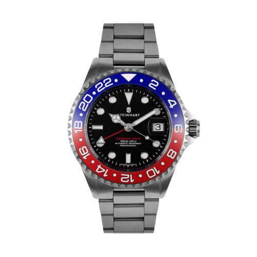 Steinhart Ocean One GMT BLUE-RED, inklusive Rückansicht mit graviertem Logo und Edelstahlarmband. Die rot-blaue Lünette ist gut sichtbar.