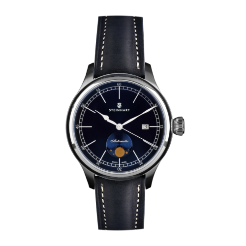 Detailaufnahme der Mondphasenanzeige der Steinhart Marine Mondphase Blue mit blauem Zifferblatt und SW280-1 Uhrwerk.